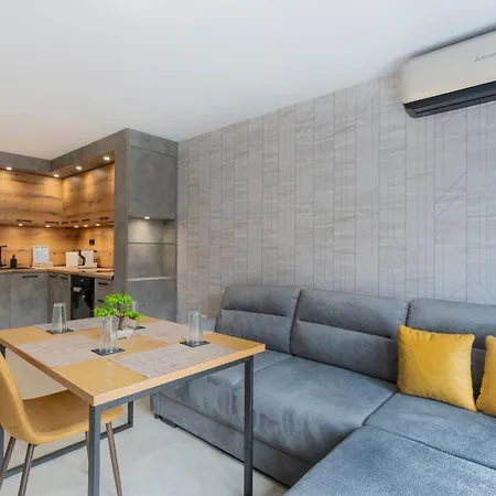 Urban Five #1 - Stylish One-bedroom With Kitchen & Parking