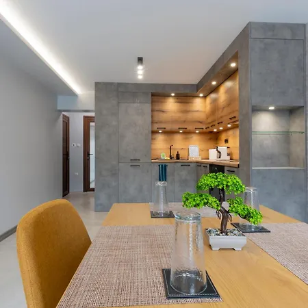 Urban Five #1 - Stylish One-bedroom With Kitchen & Parking