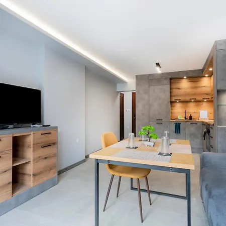 Apartamento Urban Five #1 - Stylish One-bedroom With Kitchen & Parking