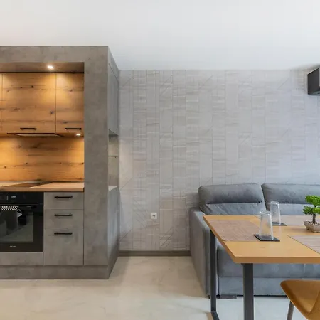 Urban Five #1 - Stylish One-bedroom With Kitchen & Parking Apartamento