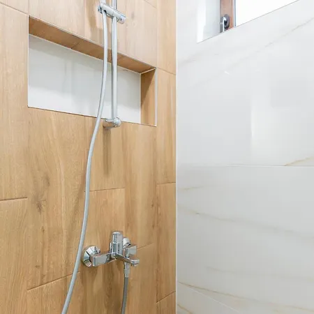 Apartamento Urban Five #1 - Stylish One-bedroom With Kitchen & Parking *