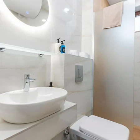 Urban Five #1 - Stylish One-bedroom With Kitchen & Parking Apartamento *