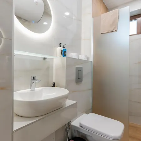 Apartamento Urban Five #1 - Stylish One-bedroom With Kitchen & Parking *